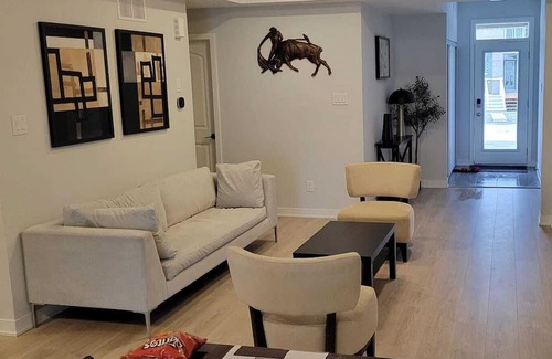 Ottawa Division House | 5 minutes walk to major shopping center, restaurants, pubs and bus station.
