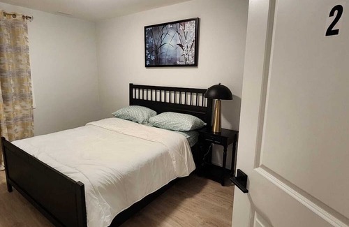 Ottawa Division House | 5 minutes walk to major shopping center, restaurants, pubs and bus station.
