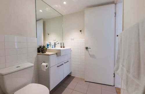 Woolloongabba Apartment | Urban Luxury: City Apartment with Pool and Parking