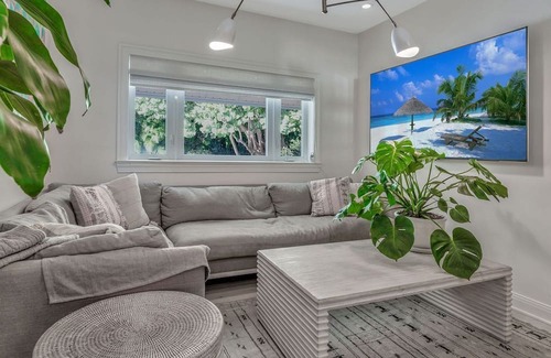 Southend House | Dreamy Sunrise Villa - Pool + Incredible Views!