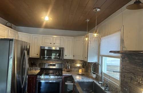 Hayesville Cottage | Chatuge Lake front! 5 Beds, Sleeps 8, private dock w/covered slips. Quiet Cove!