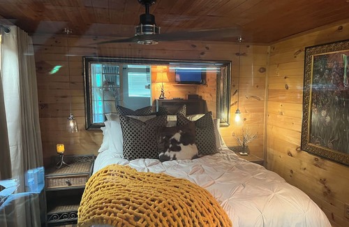 Hayesville Cottage | Chatuge Lake front! 5 Beds, Sleeps 8, private dock w/covered slips. Quiet Cove!