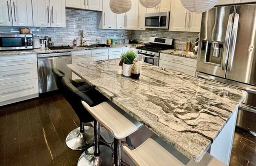 South Philadelphia House | Smart TV | Free W/D | Huge TV | Close to Airport | Affordable Room Rental