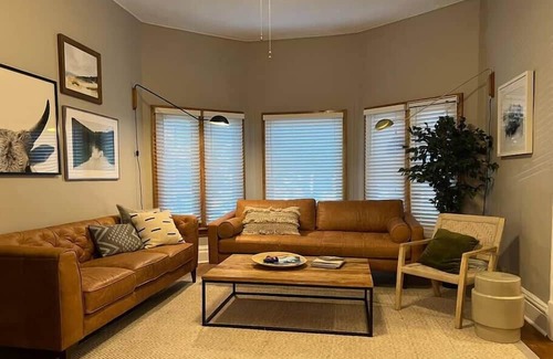 Wrightwood Neighbors Condo | 7B/3BA Private Unit in Lincoln Park near Wrigley