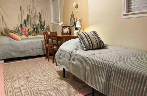 Wrightwood Neighbors Condo | 7B/3BA Private Unit in Lincoln Park near Wrigley
