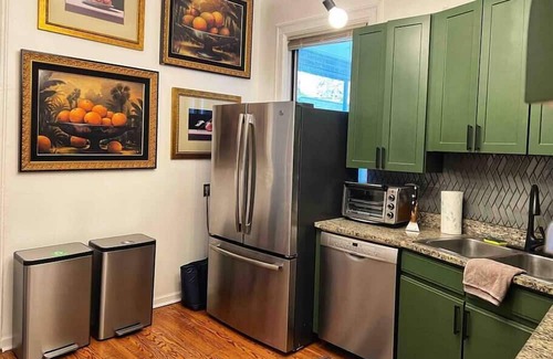 Wrightwood Neighbors Condo | 7B/3BA Private Unit in Lincoln Park near Wrigley