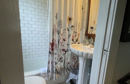 Oakley House | Private Suite: Walk to Biltmore and Breweries