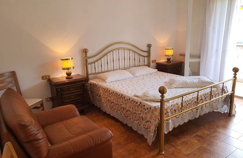 Maglietola Apartment | Apartment in Monzone with 2 bedrooms sleeps 5