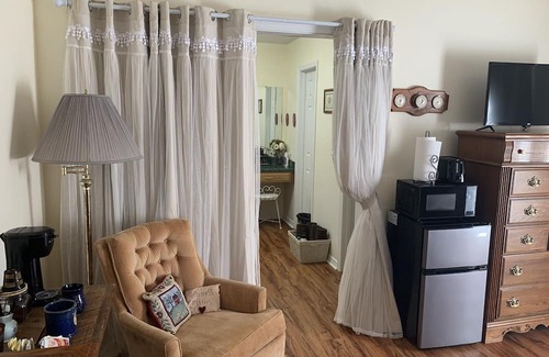 Atmore Apartment | Highland Haven studio guest suite. Cozy, comfy, private&convenient. Has it all!