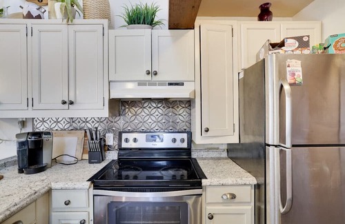 East Stroudsburg House | Tranquil Pocono Retreat with Pool & Lake Access | 3BR/2BA Sleeps 6