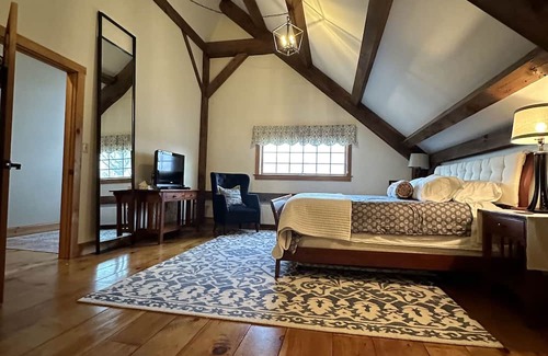 Fairfax Bed & Breakfast | Vermont Inn at Grace Farm Private and Spacious King bed & En suite bath. Eclipse