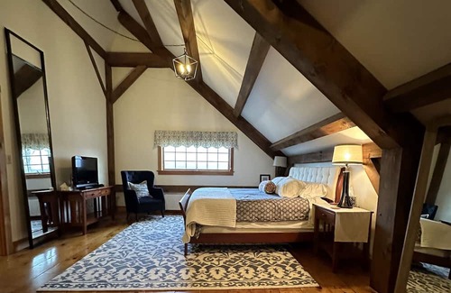 Fairfax Bed & Breakfast | Vermont Inn at Grace Farm Private and Spacious King bed & En suite bath. Eclipse