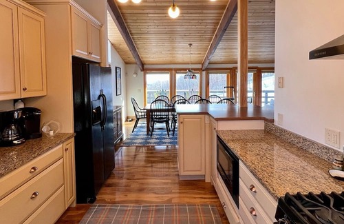 Plymouth House | Mountain Home: Hot Tub & 9 Mins to Skyeship Gondola & 20 Mins to Okemo!