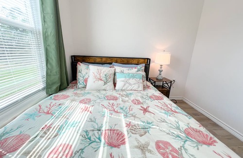 Aransas Pass Cabin | Escape to our cozy 2 bedroom cabin in Aransas Pass, perfect for families of up to 6