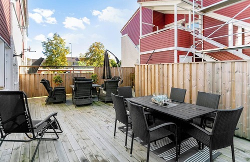 Vallentuna House | Radhus i Vallentuna - Bastu, solig terrass, trevåningshus