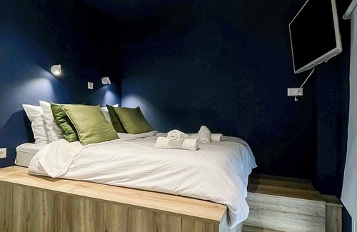 Piraeus Cottage | Cozy apartment for a Duo next to Metro and Port.