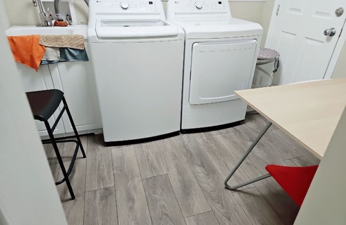 Maple Ridge House | Self Check-In | Queen + Bunk Bedroom | Spacious Guestroom in a Maple Ridge house