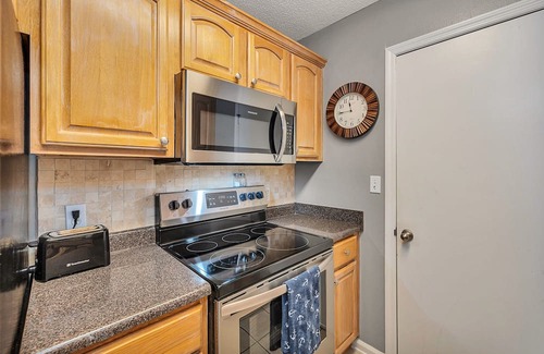 Saint Simons Island House | Stunning condo and Preferred location! Gated with Pool, only 5 Mins to Beach!