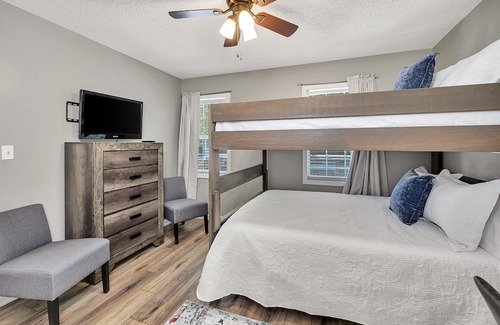 Saint Simons Island House | Stunning condo and Preferred location! Gated with Pool, only 5 Mins to Beach!