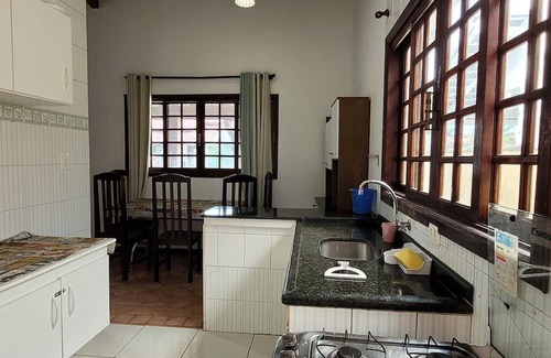Bairro da Enseada House | Casa na Praia 3 Quartos, Espaço Seguro Para Pets , Piscina e Salão de Jogos