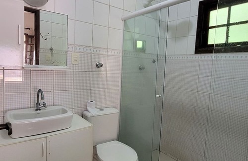 Bairro da Enseada House | Casa na Praia 3 Quartos, Espaço Seguro Para Pets , Piscina e Salão de Jogos
