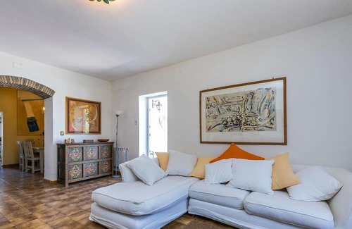Pescia Romana Apartment | Cosy apartment for 6 people with WIFI, pool, A/C, TV, patio, pets allowed and parking