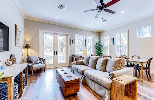 Fulton House | Wonderful bay-front villa with pool, pier, firepit & screened porch