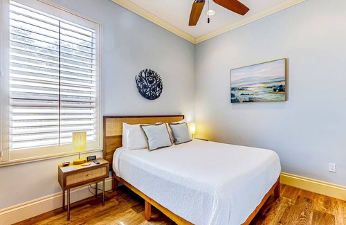 Fulton House | Wonderful bay-front villa with pool, pier, firepit & screened porch