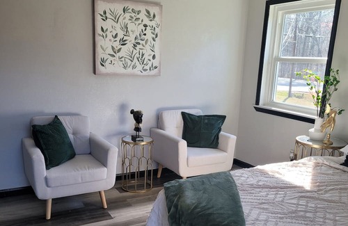 Loganville House | Lovely 3-bedroom house seating on 3 acrage with AC and WiFi in Loganville