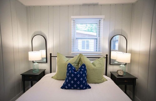 Muskegon House | Cottage Retreat Scenic Drive Resort 3