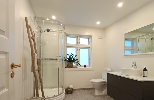 Ulstein Municipality House | Charming House in Ulsteinvik, Free Wifi and Parking