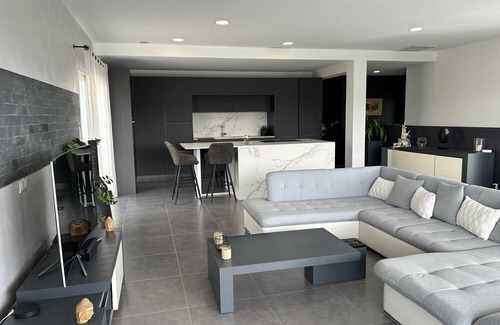 Juvignac Villa | Villa Contemporaine Avec vue sur la Garrigue, Piscine Chauffée et Jacuzzi