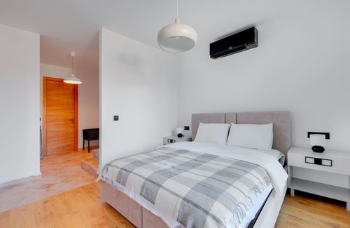Alacati Apartment | Vacation flat w pool and balcony, 5 min to beach