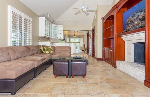 Birch Park Finger Streets House | Barefoot to Ocean. Accommodates 6 to 8. Walk to Shopping & Restaurants. Pool
