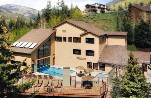 Highland Meadows Resort | Thanksgiving Weekend Getaway at Marriott's Streamside Birch Resort in Vail CO
