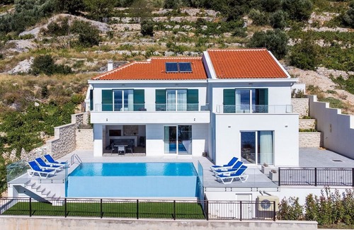 Potomje Villa | Villa di Goya heated infinity pool, beachfront, quiet area, outdoor kitchen, bbq