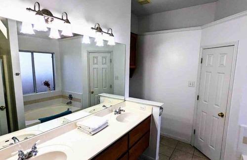 Temple House | ★NEW★ A Respite Escape- 3 BDR 2 BTR Home of Temple