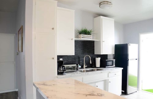 El Segundo House | Coastal Charm Retreat: 2bdr, Fully Private Guesthouse 10mins to LAX, Beach, SoFi