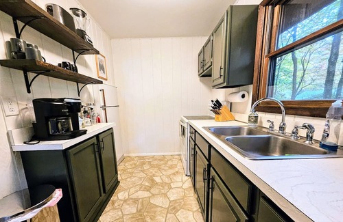 Lake Harmony Estates House | Harmony on the Rocks by AvantStay | Spacious Deck, Game Room, Fire Pit