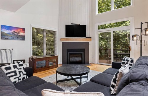 Nellysford House | Hemlock Hideaway with Wintergreen Advantage