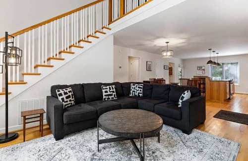 Nellysford House | Hemlock Hideaway with Wintergreen Advantage