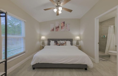 Azalea Park House | Private Studio near parks & DNTN