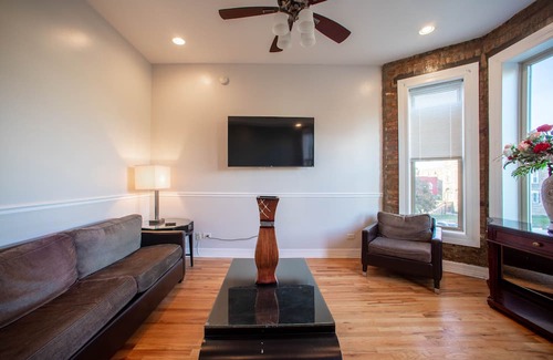 Woodlawn Apartment | This Greystone is near the University of Chicago, the Museum of Science