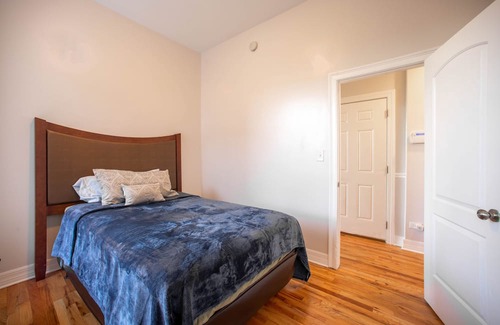 Woodlawn Apartment | This Greystone is near the University of Chicago, the Museum of Science