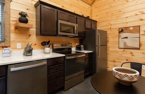 Gatlinburg Cabin | Brand New/1 Mile 2 Downtown Gatlinburg/Park-Like