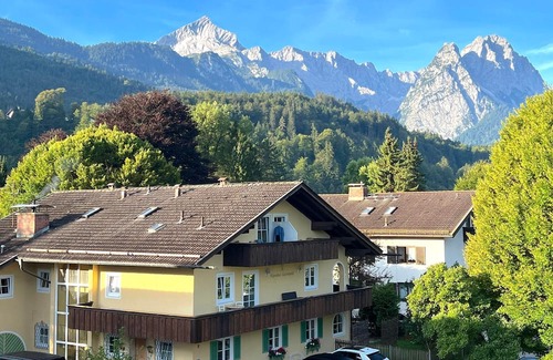 Garmisch-Partenkirchen House | Doppelzimmer, Dusche, WC - Garnihotel Alpenhof