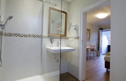 Garmisch-Partenkirchen House | Doppelzimmer, Dusche, WC - Garnihotel Alpenhof