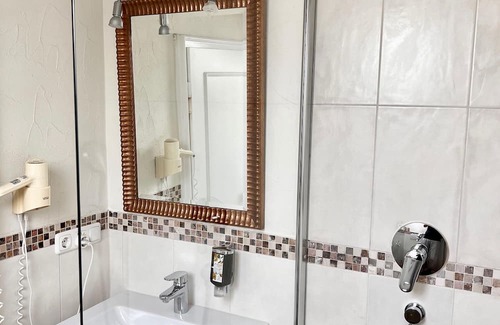 Garmisch-Partenkirchen House | Doppelzimmer, Dusche, WC - Garnihotel Alpenhof
