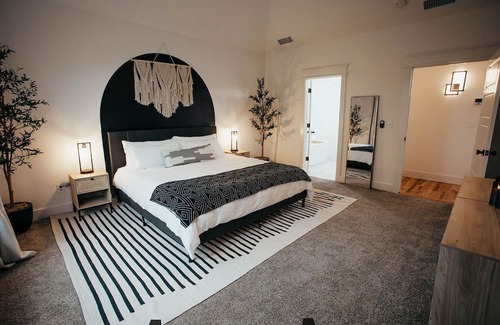 Owasso House | 3000 sqft, Garage Parking, BIG Kitchen, KING Bed