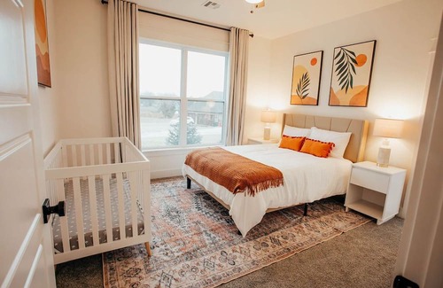 Owasso House | 3000 sqft, Garage Parking, BIG Kitchen, KING Bed